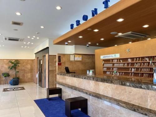 een lobby van een bibliotheek met boekenplanken bij Toyoko Inn Mito-eki Minami-guchi in Mito