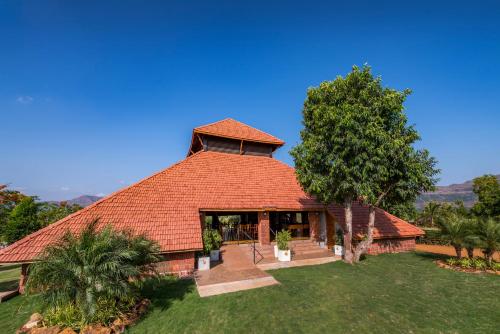 Taman di luar SaffronStays SATORI, Ultra Luxe Villas And Cottages On 8 Acres Estate, By The Mulshi Lake