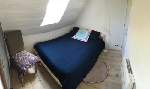 Cama pequeña en habitación pequeña con ventana en Appart dans longère Normande au coeur de la Forêt de Lyons, 