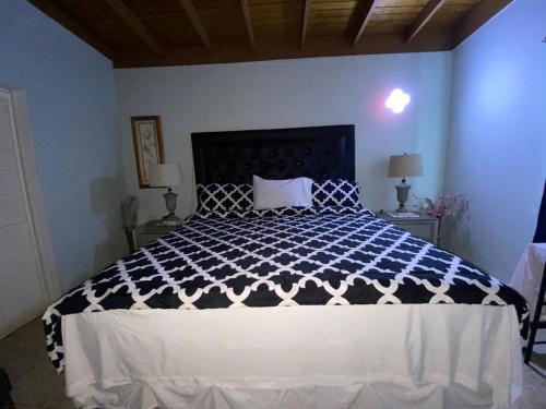 Una cama o camas en una habitación de Portmore - Private AFFORDABLE Bedroom - FAN ONLY with Pay Per Use AC OR - FULL AC Choose Standard room or Superior King Accordingly