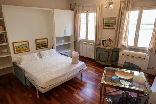 - une chambre avec un lit et une table en verre dans l'établissement Ludo’s Home, à Florence