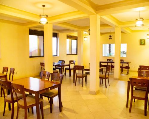 A restaurant or other place to eat at Ubuntu Palace Hotel Kampala