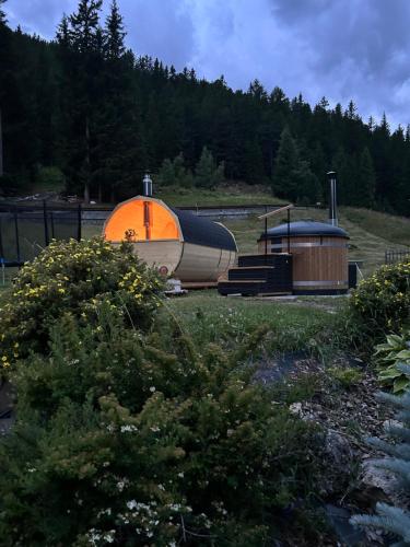 ein orangefarbenes und schwarzes Boot neben einem Gebäude in der Unterkunft Chalet Bucaneve in Santa Caterina Valfurva