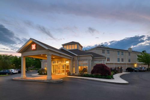 um hotel com um parque de estacionamento em frente em Hilton Garden Inn Hershey em Hummelstown