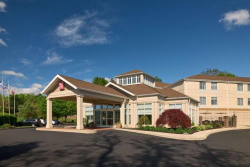 um grande edifício de escritórios com um edifício em Hilton Garden Inn Hershey em Hummelstown