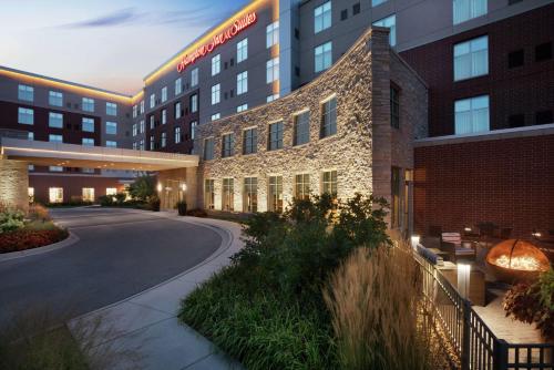 Hampton Inn & Suites Rosemont Chicago O'Hare في روزمونت: مبنى الفندق امامه طريق