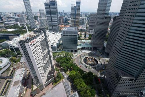 uma vista aérea de uma cidade com edifícios altos em Conrad Centennial Singapore em Singapura