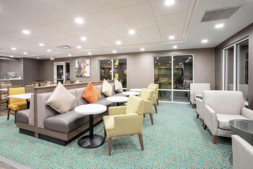 Un lugar para sentarse en Homewood Suites by Hilton Albuquerque-Journal Center