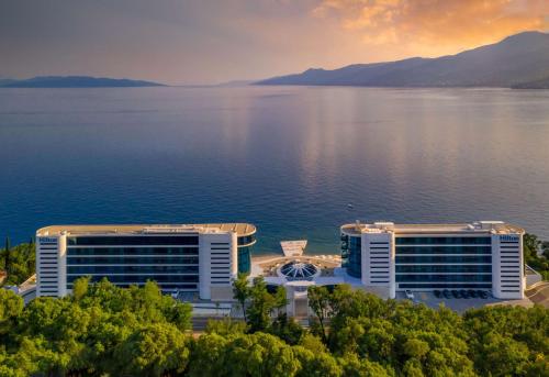 una vista aerea di un resort sull'acqua di Hilton Rijeka Costabella Beach Resort And Spa a Fiume (Rijeka)