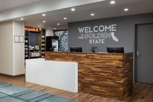 Лоби или рецепция в Hampton Inn Oakhurst-Yosemite