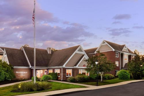 Un edificio con una bandiera americana davanti di Residence Inn Boston Foxborough a Foxborough