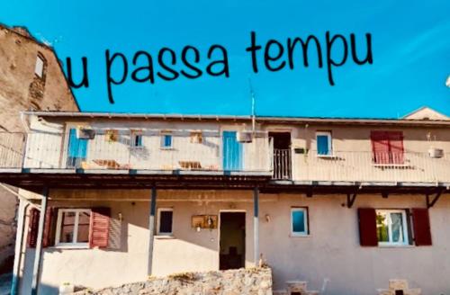 un bâtiment avec les mots tu pasosa tempura sur celui-ci dans l'établissement Hôtel U Passa Tempu, à Corte