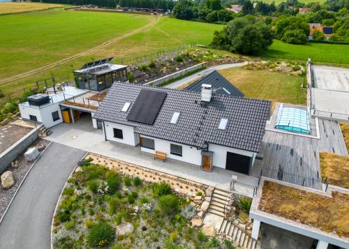 une vue aérienne sur une maison avec un toit dans l'établissement Ubytování v soukromí v Šachu, à Volfířov