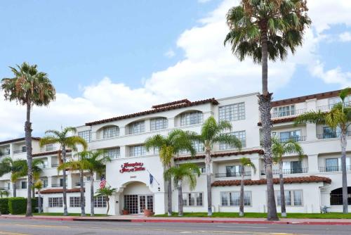 un hôtel avec des palmiers devant lui dans l'établissement Hampton Inn & Suites San Clemente, à San Clemente