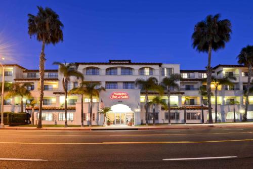 un bâtiment avec des palmiers en face d'une rue dans l'établissement Hampton Inn & Suites San Clemente, à San Clemente