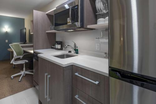 A kitchen or kitchenette at Home2 Suites by Hilton Kingman