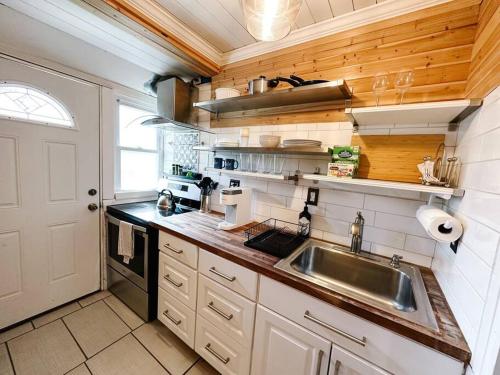 Kitchen o kitchenette sa Historic peaceful apartment