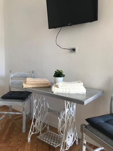 una mesa con TV encima en IL SOLE Villino centro storico, giardino, free parking, free Wi-Fi, en Venaria Reale