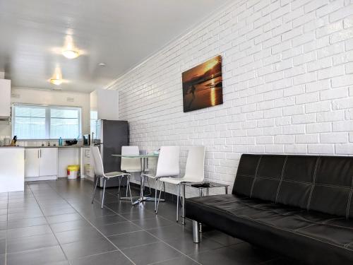 A seating area at PROMO!!! 2-Bedroom Home Near Airport, Train Station!