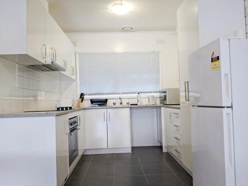 A kitchen or kitchenette at PROMO!!! 2-Bedroom Home Near Airport, Train Station!