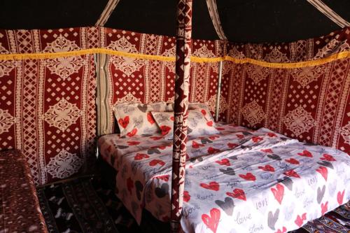 Легло или легла в стая в Desert Private Camps - Private Bedouin Tent