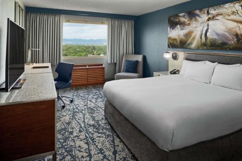 um quarto de hotel com uma cama grande e uma janela em DoubleTree by Hilton Hotel Denver em Denver