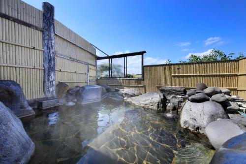 een zwembad met water voor een gebouw bij Hotel Pony Onsen in Towada