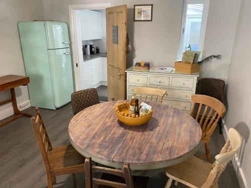 A kitchen or kitchenette at Windsor Cottage: Cosy, Charming, Full of Character