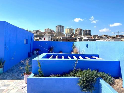 una casa azul con paredes y plantas azules en Dar Lekbira Boutique Hôtel, en Sousse