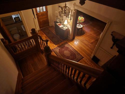 - une vue de tête sur un salon doté d'une cheminée dans l'établissement Downen House Bed & Breakfast, à Pueblo