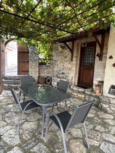 Un patio sau altă zonă în aer liber la St. John Traditional House