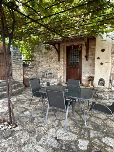 Un patio sau altă zonă în aer liber la St. John Traditional House