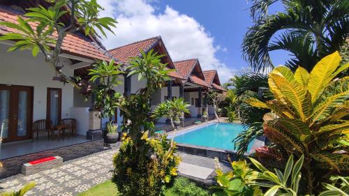 A piscina localizada em Miko Bali Bungalow ou nos arredores