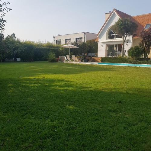 Сад в Grande Chambre entre caen et la mer chambre terrasse jardin et piscine