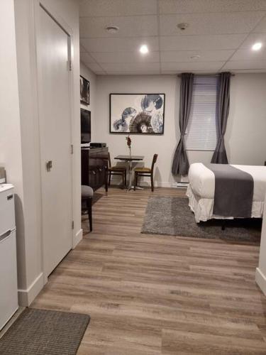 een slaapkamer met een bed en een eetkamer bij Cozy Sweet Studio #9. Ten min to D.T Ottawa in Gatineau