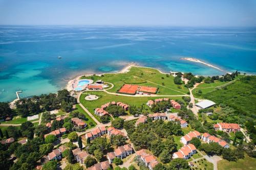 een luchtzicht op een huis op een eiland in het water bij Apartments Polynesia Plava Laguna in Umag