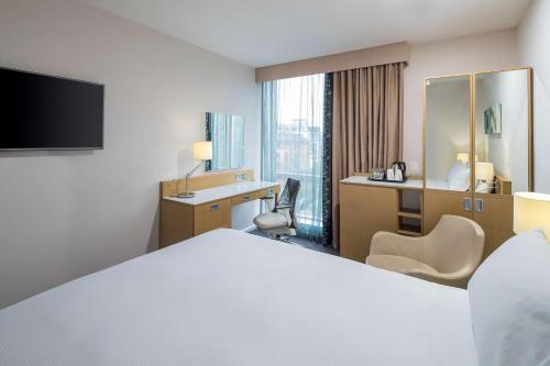 Кровать или кровати в номере Hilton Garden Inn Bristol City Centre