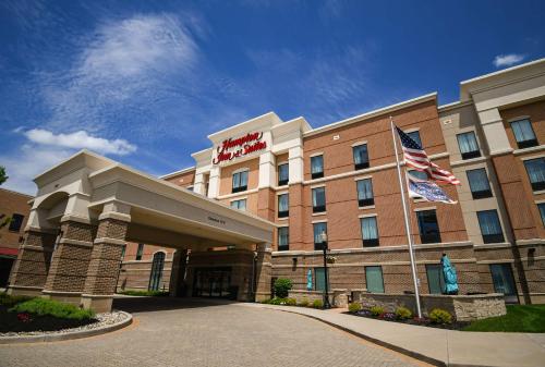 ein Hotel mit zwei Flaggen davor in der Unterkunft Hampton Inn & Suites Mishawaka/South Bend at Heritage Square in South Bend