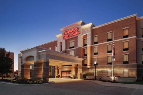 ein Hotelgebäude mit einem Schild auf der Vorderseite in der Unterkunft Hampton Inn & Suites Mishawaka/South Bend at Heritage Square in South Bend