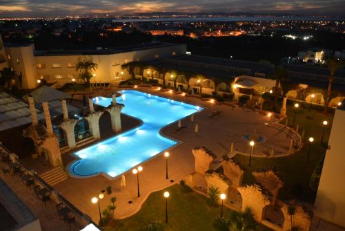 Swimming pool sa o malapit sa Golden Carthage Hotel Tunis