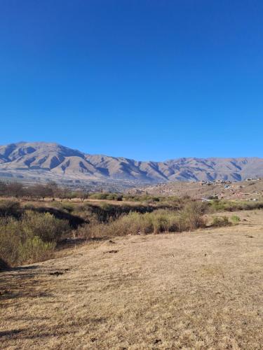 タフィ・デル・バジェにあるLa Escondidaの山々を背景にした砂漠の景色