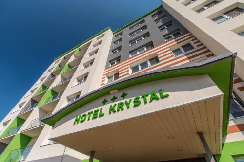 hotel kyushilli building with a hotel kyushilli sign w obiekcie Hotel Krystal w mieście Hodonín