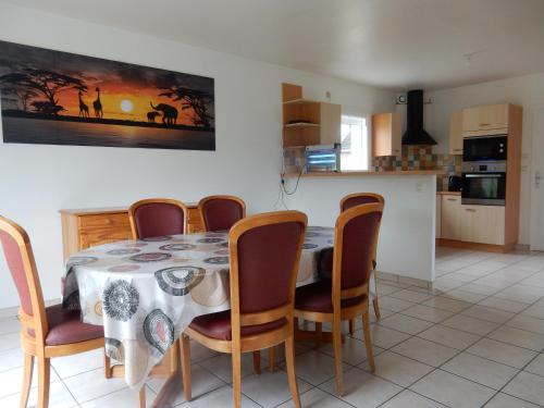 uma sala de jantar com mesa e cadeiras em Maison 3 chambres 120m2 3km ploermel em Ploërmel