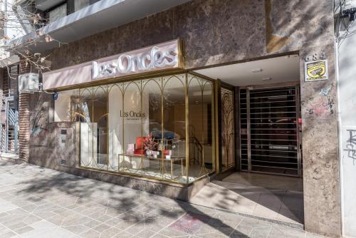 un magasin à l'avant d'un magasin avec des fenêtres en or dans l'établissement Cómodo depto de dos habitaciones by lofty, à Córdoba