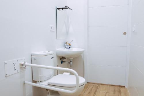 A bathroom at Triana Riverside Guesthouse