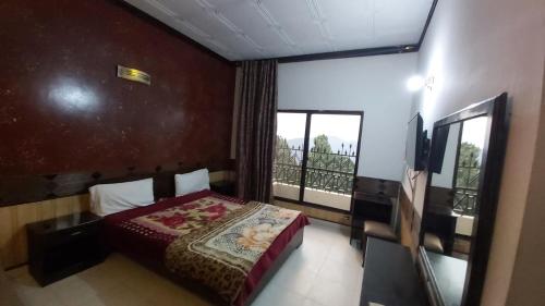 Giường trong phòng chung tại Mount Heaven Hotel Murree