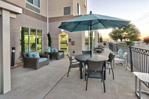 En balkon eller terrasse på Hilton Garden Inn Albuquerque/Journal Center