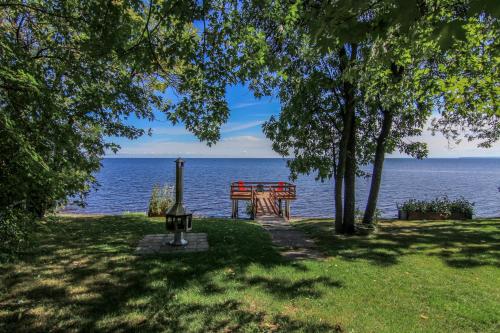 una mesa de picnic en un parque junto al agua en Magnifique chalet au bord du Lac-Saint-Jean, en Roberval