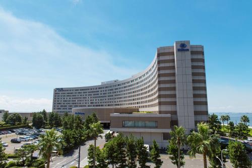 ein großes Gebäude mit einem Parkplatz davor in der Unterkunft Hilton Tokyo Bay in Urayasu