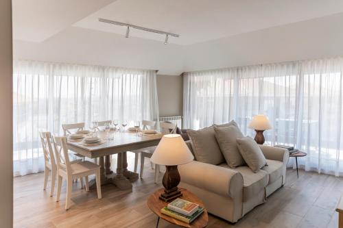 Apartamentos Plaza Center tesisinde bir oturma alanı